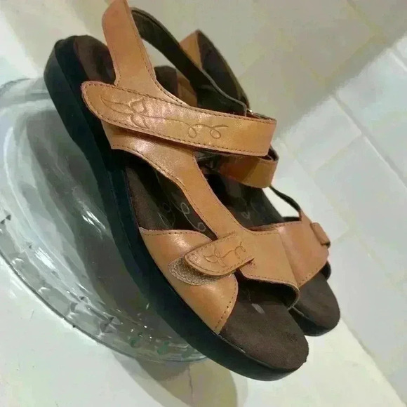 Propet womens tan sandals size 7 - Picture 2 of 9